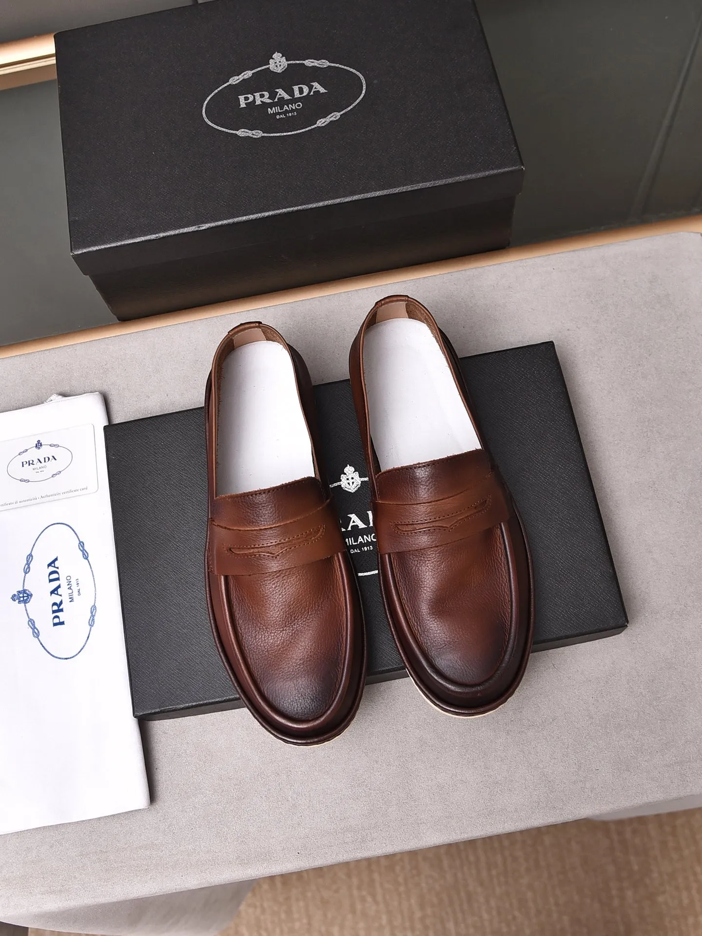 👟👟👟Men's Men's Shoes💰P460 [Artificial Rubbing Color]🆕🔥New Updates🔥👟PRADA (Prada) new products are released, imported soft cowhide, fashionable to allow air to penetrate the entire shoe, awesome shoes [strong] bring extremely comfortable and breathable feeling! Beautiful inside and out! Exquisite workmanship, top-grade cowhide material, 😌Size: 38~44, single color choice.